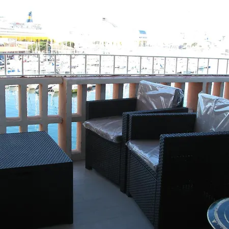 D'une A A 300 M De La Avec Vue Sur La Balcon Amenage Et Wifi Appartement *